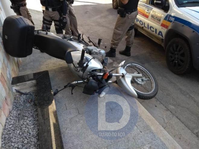 Os policiais militares conseguiram recuperar a moto furtada no cerco realizado no Vila Celeste