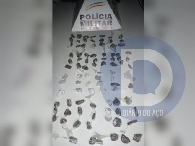 As porções de maconha foram encontradas durante a abordagem da PM