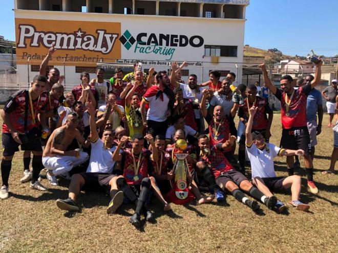 Os jogadores do Futebol Muleque comemoraram importante conquista da LVA após meses de disputa 