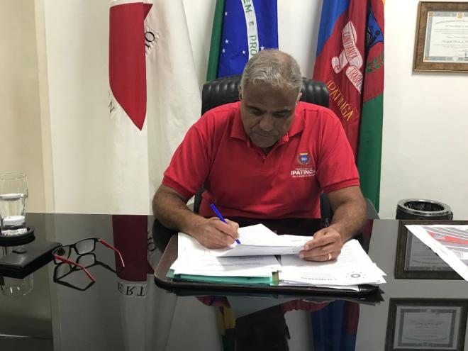 Prefeito Nardyello Rocha assinou ontem decreto que beneficia o servidor público juridicamente responsável por pessoa com deficiência 