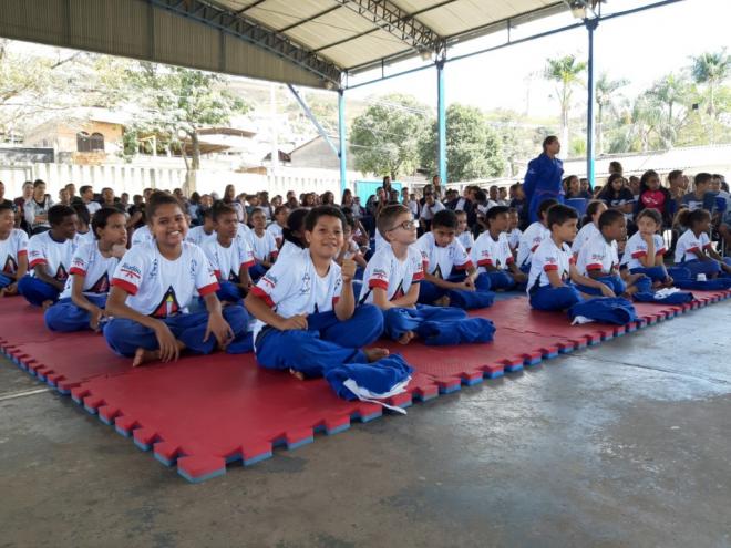Os alunos do núcleo da Escola Municipal do Limoeiro receberam os materiais nesta segunda-feira