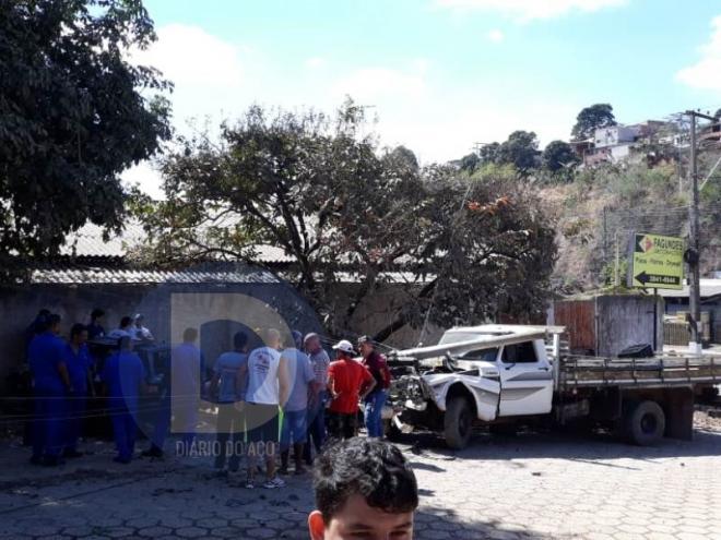 O caminhão F-4000 ficou sem freios e provocou estragos na manhã desta quarta-feira (13)