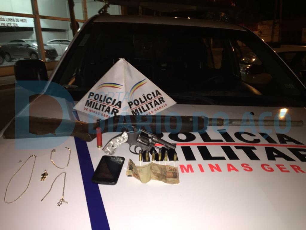 Estes objetos, armas de fogo e as joias roubadas, foram encontrados dentro do carro ao ser parado pela PM