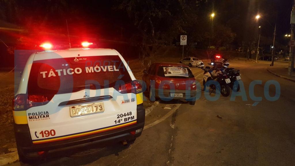 Carro roubado foi cercado, no bairro Iguaçu, em Ipatinga, durante o cerco policial
