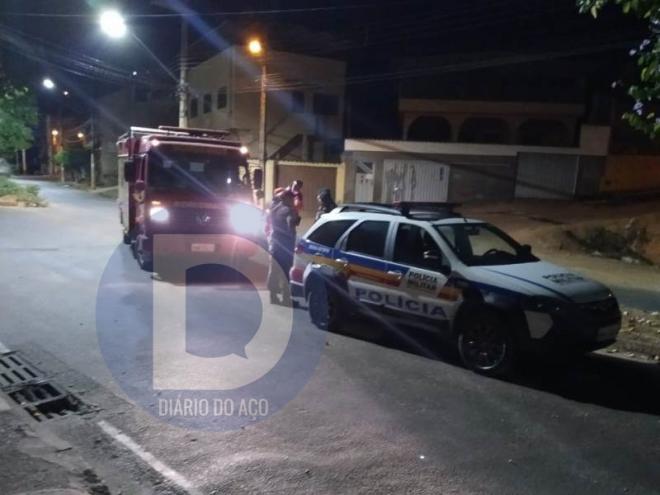 Os bombeiros e policiais militares recolhem a criança encontrada após seis horas de buscas