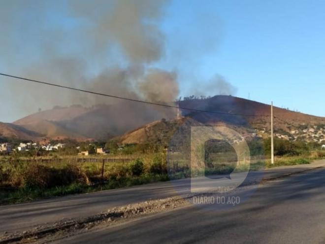 A criança atravessou este morro onde um fogo destruiu uma extensa faixa de mata