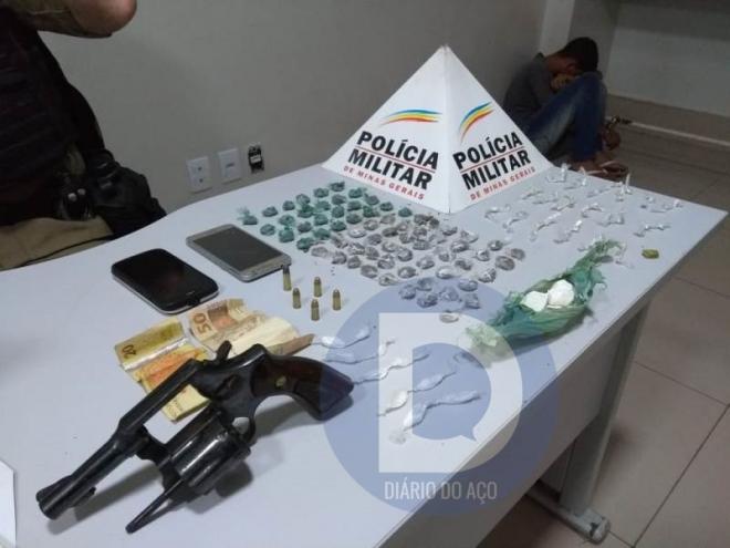 Os entorpecentes, arma de fogo e o preso na operação desencadeada pela PM