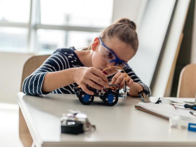 Quando inseridos na cultura de construir projetos com as próprias mãos, as crianças exercitam a criatividade e habilidades psicomotoras e socioemocionais
