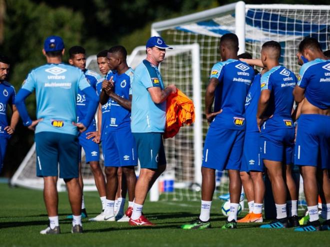 O elenco do Cruzeiro se prepara para o jogo contra o Santos, pelo Brasileirão 