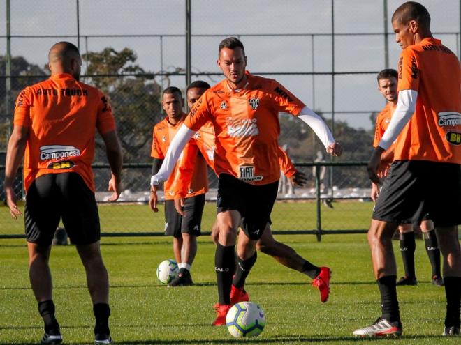Zagueiro e capitão alvinegro deve ficar de fora do jogo contra o Athletico-PR, no sábado