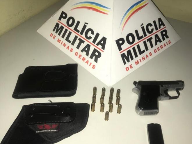 A arma e munição foram localizadas depois de buscas na casa e no comércio do homem denunciado