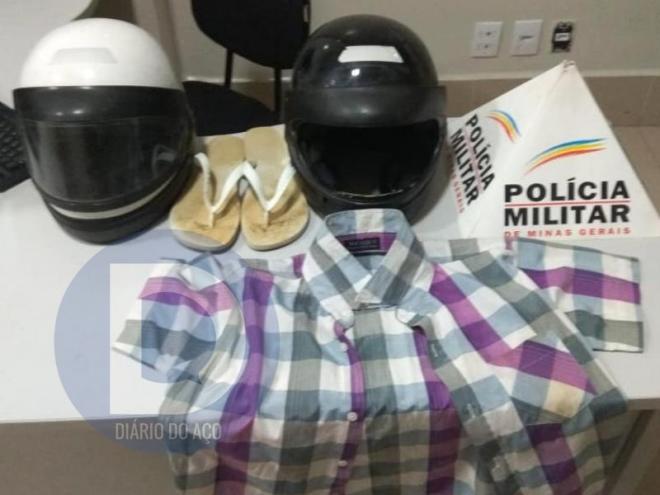 Capacetes foram apreendidos pela PM e também foi recolhida uma camisa usada por um dos assaltantes