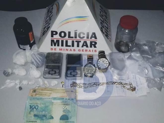 O material ilícito apreendido pelos policiais militares em dois locais diferentes