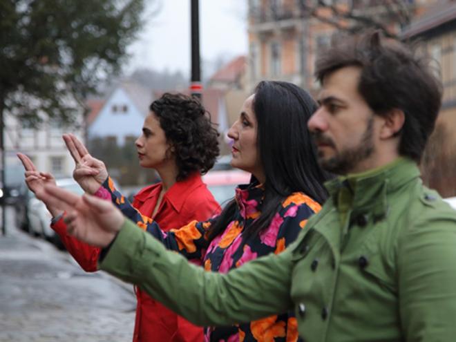 A obra dos artistas absorve as pessoas que participam da oficina