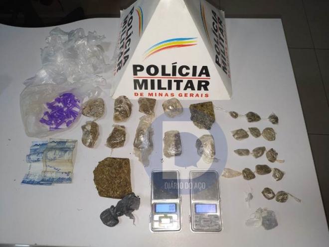 O entorpecente, balanças e material usado para embalar a droga apreendidos pela PM