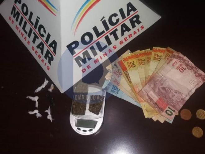 As pedras de crack e os tabletes de maconha apreendidas juntamente com balança digital e dinheiro