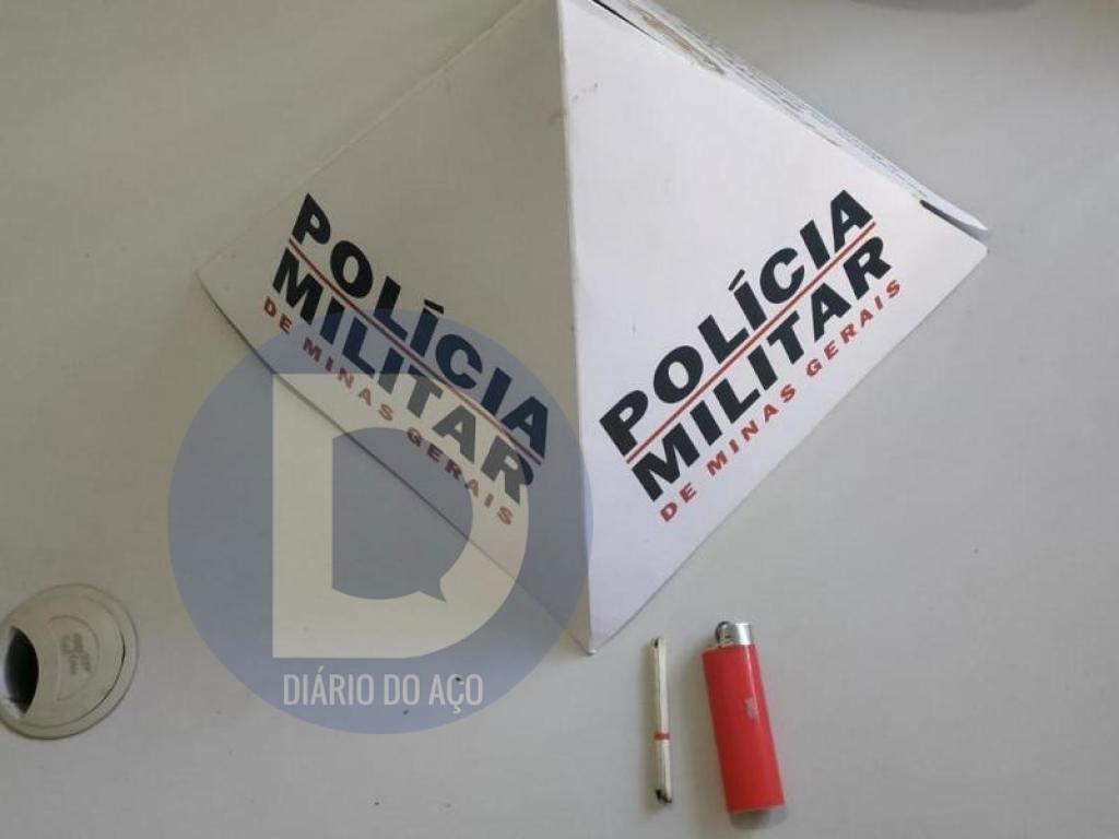 O cigarro e um isqueiro foram apreendidos pela PM Ambiental