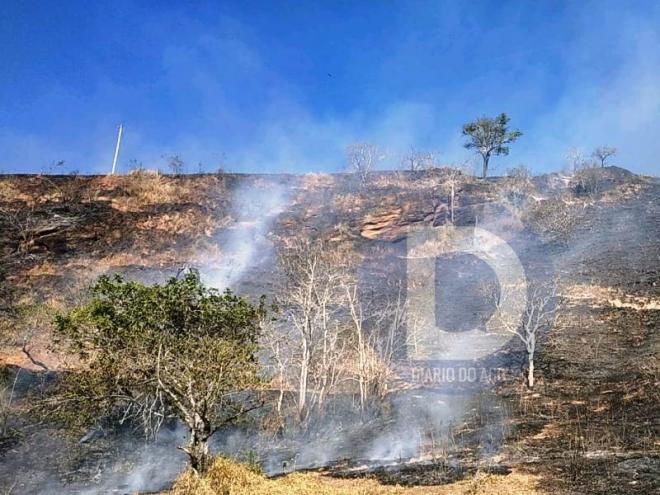 O fogo destruiu cerca de oito hectares do terreno, em Joanésia
