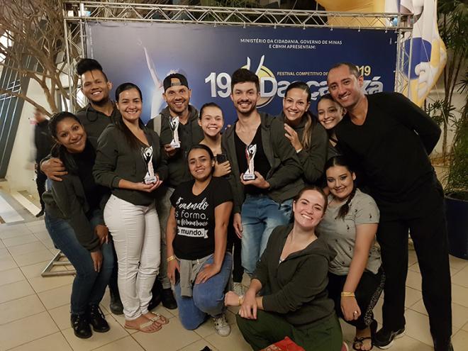 Os artistas exibem os troféus conquistados em Araxá