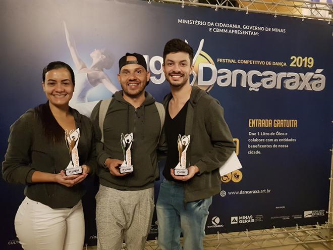 Os bailarinos Carlina e Wesley, ladeando o diretor Alan