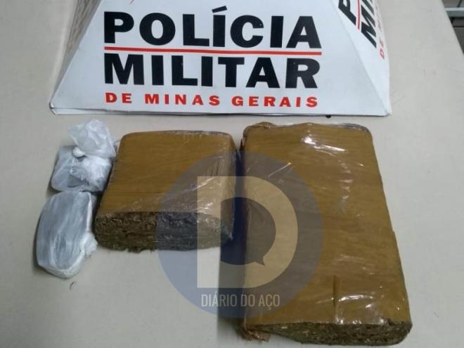 As porções de maconha foram apreendidas na casa do avô da jovem presa