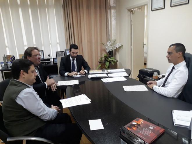 Deputado estadual se reuniu com o diretor do Detran, presidente do Sintesc e com o coordenador de Administração de Trânsito