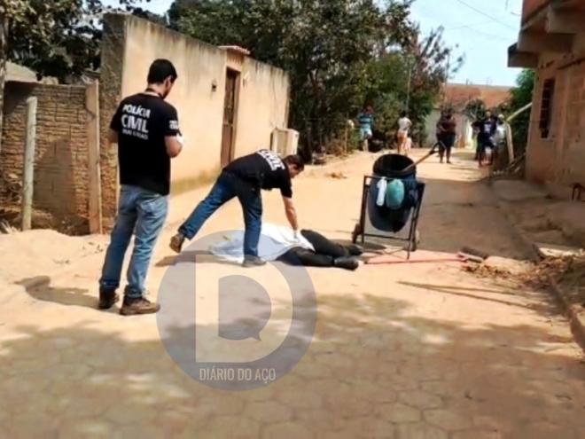 Os policias civis realizam a perícia no local do crime