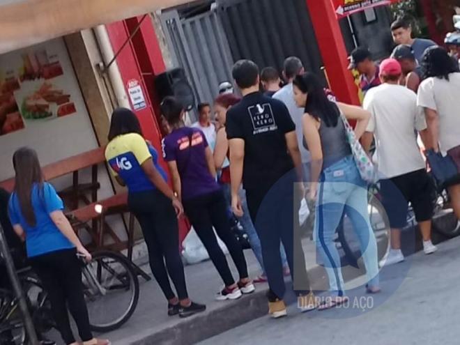 Populares se aglomeram em torno do jovem preso pelo furto da calça