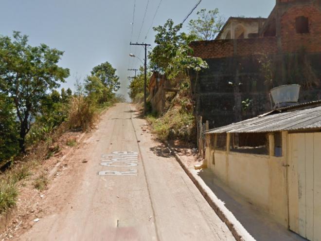 Os policiais avistaram o suspeito caminhando pela parte alta do bairro Santa Cruz