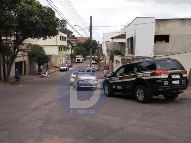 A perícia da Polícia Civil no local do crime, no bairro Veneza I