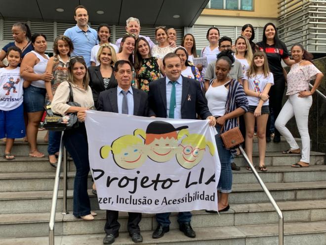 Conforme o projeto, as estruturas de acessibilidade para atender as pessoas com deficiência em espaços de uso público deverão atender aos padrões exigidos pela ABNT