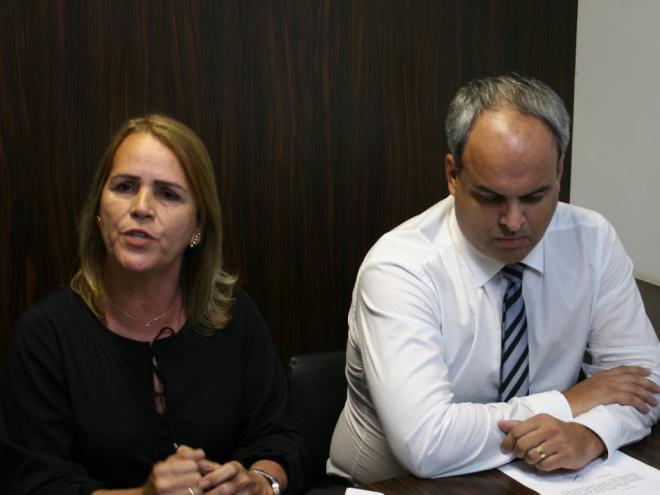 A prefeita Luzia de Melo e o procurador-Geral Vinícius Pinheiro, em entrevista à imprensa