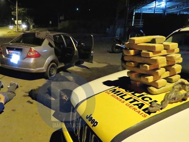 Os dois abordados foram flagrados com barras de maconha no porta-malas do carro