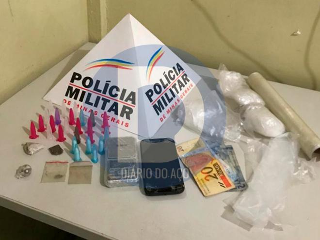 Pinos vazios para acondicionar cocaína, dinheiro, rolo de plástico filme e uma porção de sementes de maconha foram encontrados na residência do rapaz