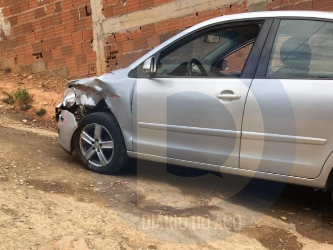 Dupla roubou um VW Polo próximo ao shopping e bateu o veículo em Coronel Fabriciano