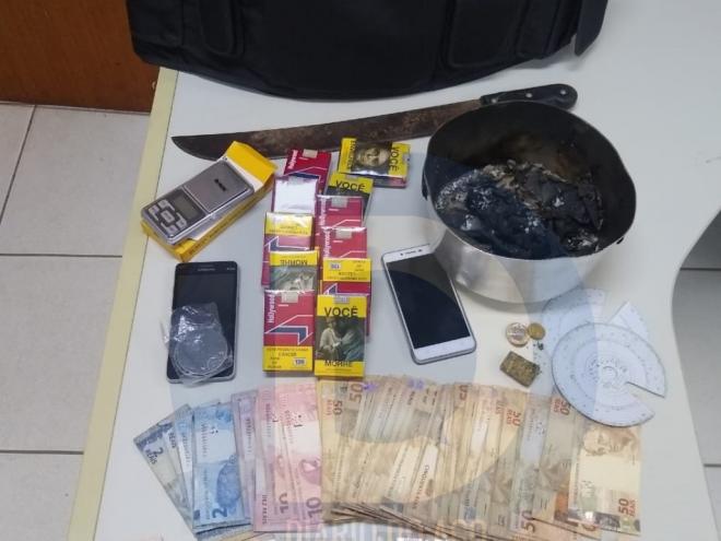 Foram apreendidos diversos maços de cigarros, dinheiro, telefones celulares e outros objetos utilizados no crime