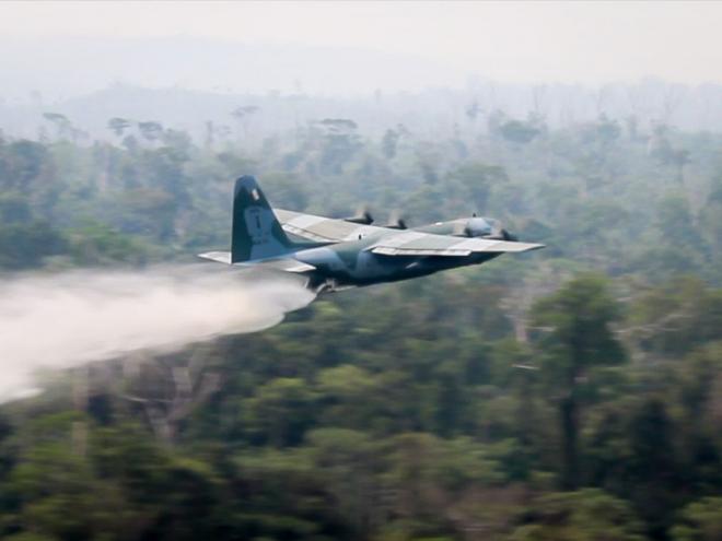 A Força Aérea Brasileira (FAB) está empregando, desde sábado (24), duas aeronaves C-130 Hércules no combate aos focos de incêndio na Amazônia