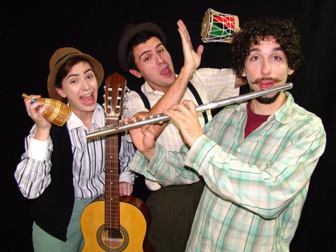 Dois atores e um músico fazem a festa para o público