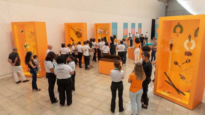 Visitantes conheceram a exposição com a mediação da curadora