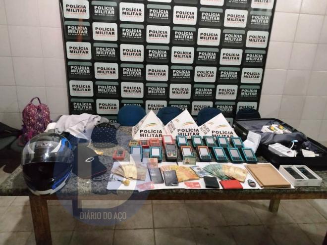 Cerca de R$ 10 mil apreendidos, além de 18 máquinas de leitura de cartões bancários estavam com os presos