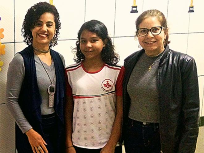 Camila Melo, entre as professoras Flávia Frazão e Zuleica Soratto