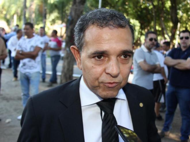 Pesa contra o parlamentar a acusação de mau uso do dinheiro público, com a manutenção de uma 'caixinha' de gabinete, mantida como recolhimento de parte dos salários dos assessores parlamentares. 