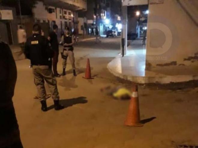 Welinton Pereira da Silva foi atingido por dois tiros e morreu na rua 