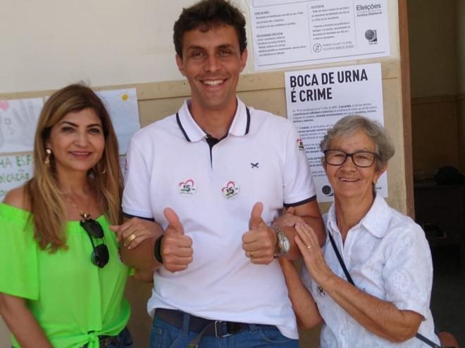 Nando, entre a esposa, Méia Garcia e a mãe, dona Inês, foi o vencedor da eleição hoje em Dionísio 