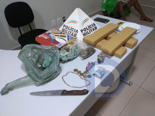 As barras de maconha estavam em uma casa, local que acabou preso um jovem de 21 anos