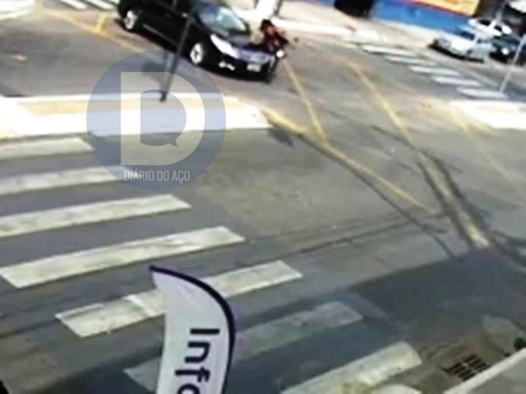 O momento que a moto colide contra o Azera