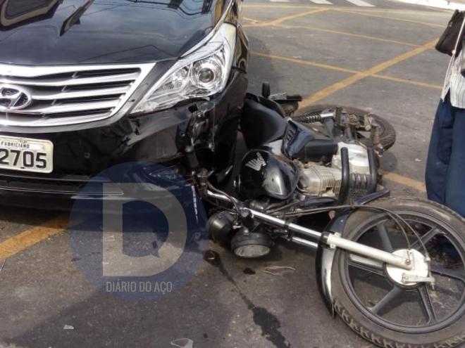 A moto atingiu a lateral esquerda do carro em colisão ocorrida em Fabriciano