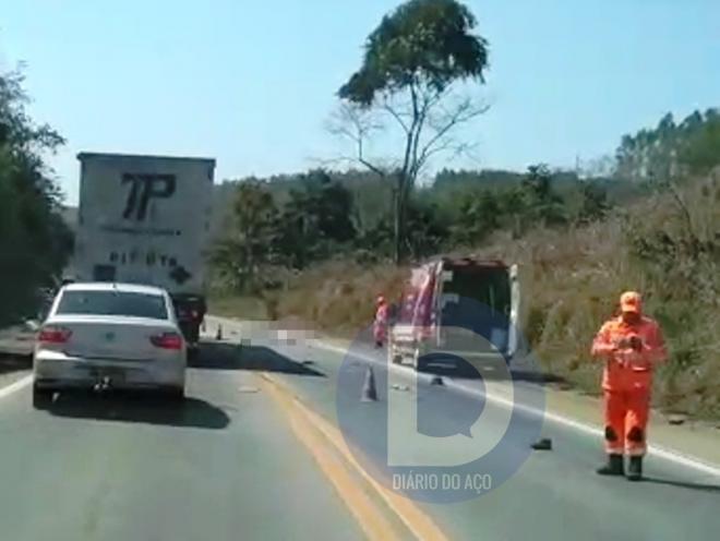 O corpo do motociclista ficou na rodovia e o trânsito fluindo em meia-pista