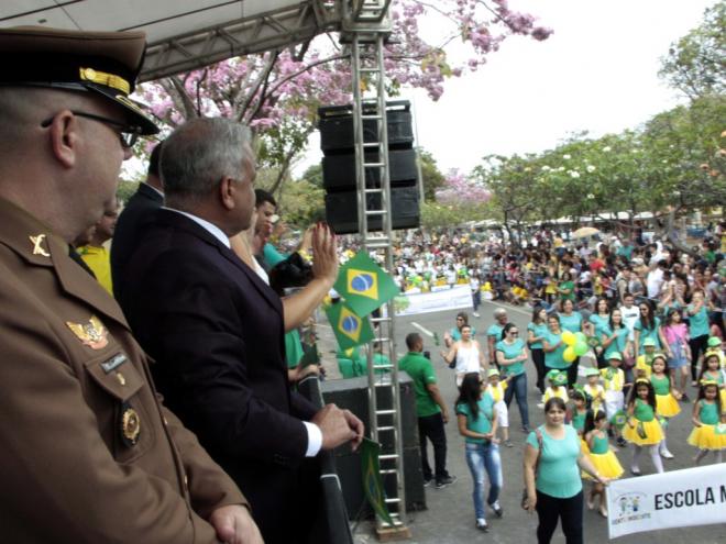 A previsão é de que toda a programação do desfile seja cumprida em três horas, na manhã de sábado