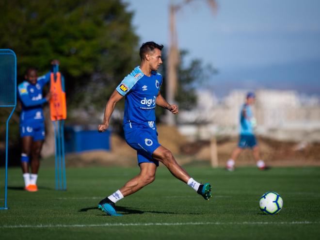 Volante Henrique é um dos atletas garantidos para o jogo desta noite, no Beira-Rio
